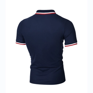Dettaglio del colletto e dei polsini della polo blu navy con righe rosse e bianche