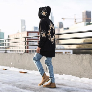 Broderie de rose jaune détaillée au dos d'un sweat à capuche noir de style urbain chic
