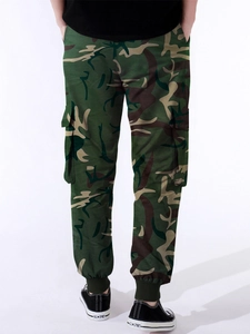 Dettaglio dei pantaloni cargo con motivo mimetico jungle e polsini alle caviglie