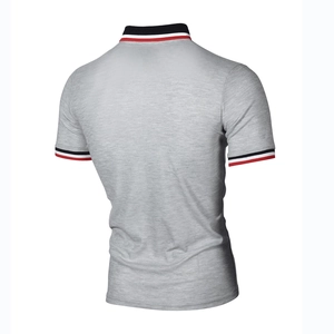 Vista posteriore della polo grigia slim fit con strisce tricolore su colletto e polsini