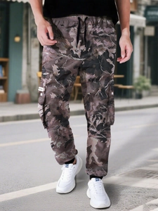 Dettaglio dei pantaloni cargo mimetici da uomo con coulisse e ampie tasche laterali con patta