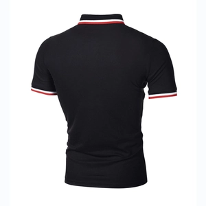 Polo da uomo slim fit nera con dettagli a righe rosse e bianche su colletto e maniche
