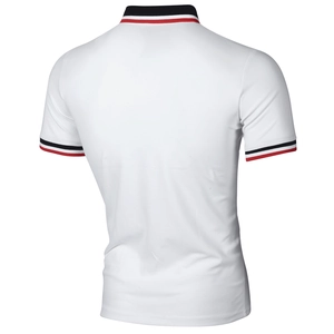 Vista posteriore di una polo bianca slim fit con dettagli a righe tricolori sui bordi