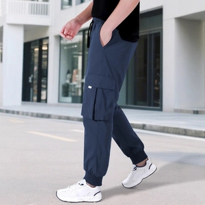 Pantaloni cargo jogger da uomo blu navy con coulisse e tasche laterali capienti