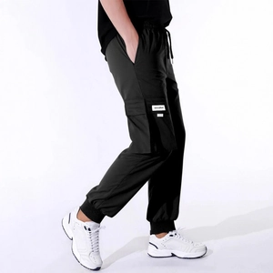 Pantaloni cargo neri da uomo con vita elastica a coulisse e tasche laterali