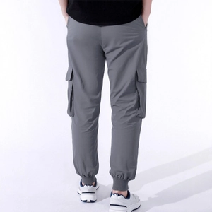Pantaloni cargo grigi da uomo con tasche multiple funzionali e polsini con coulisse