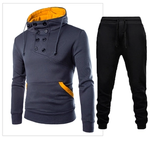 Détails du sweat à capuche à double boutonnage avec touches jaunes et jogging