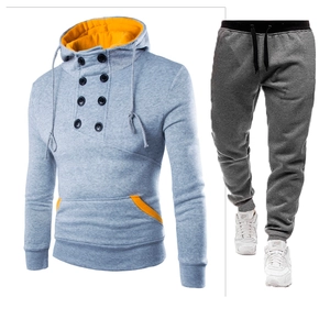 Détail d'un sweat à capuche gris ajusté avec col croisé et doublure jaune vif