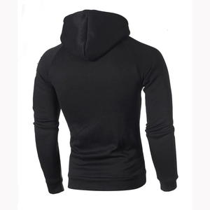 Achteraanzicht van zwarte hoodie met geribbelde manchetten en hoogwaardige stofafwerking