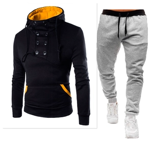 Détail du sweat à capuche cintré avec doublure jaune et ensemble de jogging gris