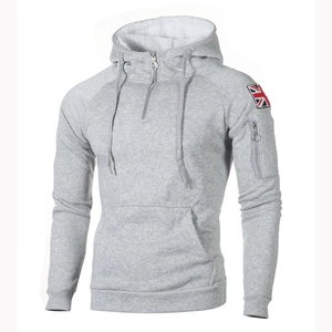 Detail van grijze hoodie met Union Jack-patch, metalen rits en warme fleece voering
