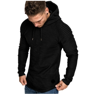 Heren slim fit zwarte hoodie met unieke geplooide raglanmouwen en verstelbare capuchon