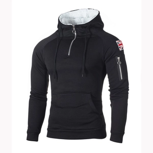 Heren slim-fit zwarte hoodie met rits, Union Jack patch op de mouw en kangoeroezak