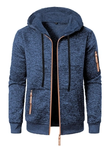 Détail de la veste à capuche en tricot bleu chiné avec fermeture éclair orange et poches