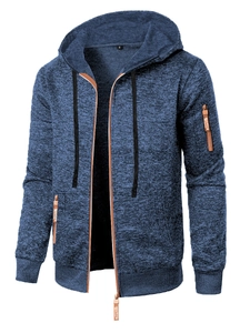Détail du sweat à capuche bleu pour homme avec zip, tirette en cuir et poignets côtelés