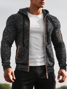 Détail d'un sweat à capuche sport gris pour hommes avec fermeture éclair et ruban tissé