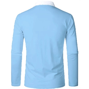 Gedetailleerd achteraanzicht van lichtblauw poloshirt met witte contrastkraag