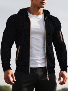 Détail d'un sweat à capuche noir pour homme avec finitions en cuir marron chic