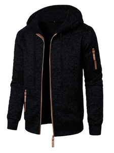 Détail du cardigan à capuche pour homme avec bordure zippée marron et texture jacquard