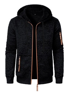 Détail de la fermeture éclair du sweat à capuche avec ruban sport et texture jacquard