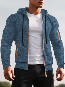 Gros plan de la veste à capuche montrant la maille texturée, le zip et le logo sportif