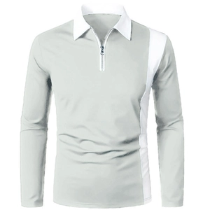 Detail van grijs poloshirt met witte kraag met ritssluiting en verticale zijstreep