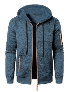 Détail d'une veste à capuche pour homme avec zip logo sporting et texture en maille douce
