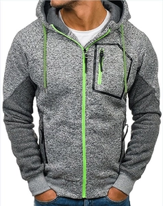 Dettaglio felpa grigia da uomo con cappuccio e zip con accenti verde fluorescente e lacci