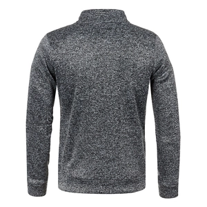 Vue arrière détaillée d'une veste en maille gris chiné pour homme à col montant