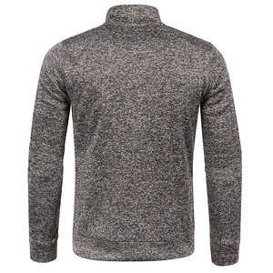 Vue détaillée du dos d'un pull en maille chinée pour homme avec poignets et ourlet côtelés