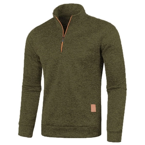 Détail d'un pull en maille vert olive avec zip orange et écusson en cuir sur l'ourlet