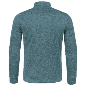 Détail de la maille chinée bleu-gris et du col montant de ce pull en polaire pour homme