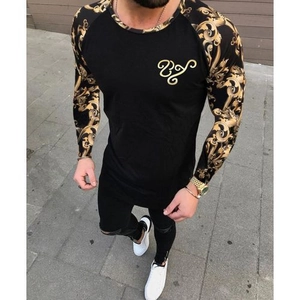 Ανδρική αθλητική μακρυμάνικη μπλούζα slim fit με μαύρο σώμα και χρυσά μπαρόκ μανίκια