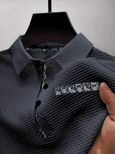 Primer plano de polo para hombre con textura de malla 3D y detalles paisley en el bolsillo