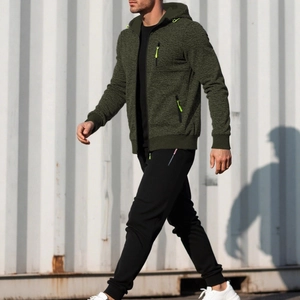 Ensemble homme avec veste à capuche en tricot vert foncé et pantalon de jogging noir de sport