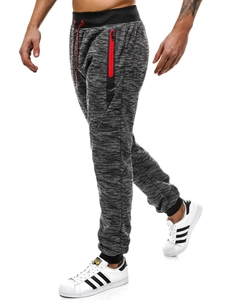 Détail du jogging gris chiné avec poche zippée rouge et poignets côtelés noirs