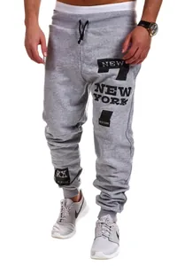 Detail van grijze herenjoggingbroek met New York-letters en elastische tailleband