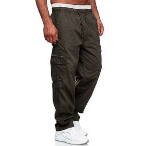 Dettaglio dei pantaloni cargo da uomo con vita a coulisse e tasche laterali pratiche