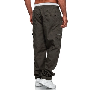 Vista posteriore dettagliata di pantaloni cargo da uomo con tasche e vita elastica con coulisse