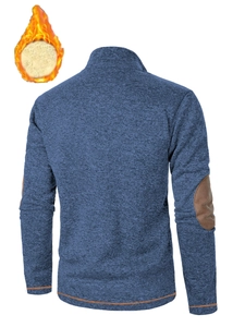 Detail van blauw gebreid vest met opstaande kraag en bruine lederen elleboogstukken