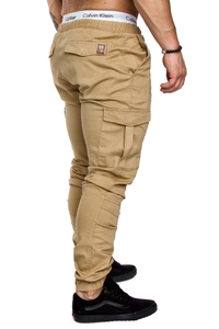 Detail der khakifarbenen Herren-Cargo-Jogginghose mit Pattentaschen und Rippbündchen