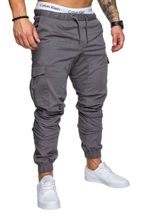 Detail der dunkelgrauen Cargo-Jogginghose mit elastischem Kordelzug und Seitentaschen