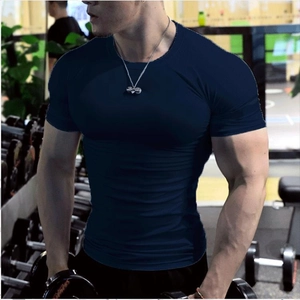 Détail du t-shirt de sport pour homme en tissu extensible à séchage rapide bleu marine