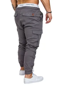 Detailansicht der dunkelgrauen Cargo-Jogginghose mit Pattentaschen und Bündchen