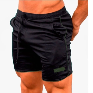 Détail du short de course homme en mesh noir avec tissu respirant et bordure verte