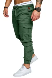 Detail der olivgrünen Cargo-Jogginghose mit Kordelzug und großen Seitentaschen