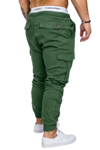 Detailansicht der dunkelgrünen Cargo-Jogginghose mit elastischen Bündchen und Pattentaschen