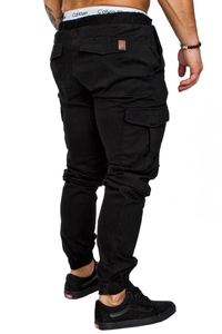 Detail von schwarzen Cargo-Jogginghosen mit seitlichen Pattentaschen und Bündchen