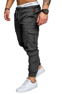 Detail der dunkelgrauen Cargohose mit elastischem Kordelzug und Lederetikett an der Tasche