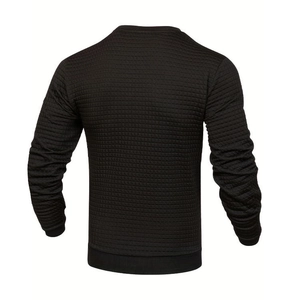 Détail arrière du sweat-shirt noir pour homme avec texture gaufrée et motif en losange